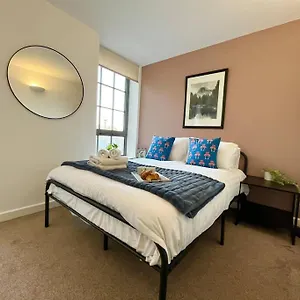 Apartment Spacious 2 Bedroom With Parking